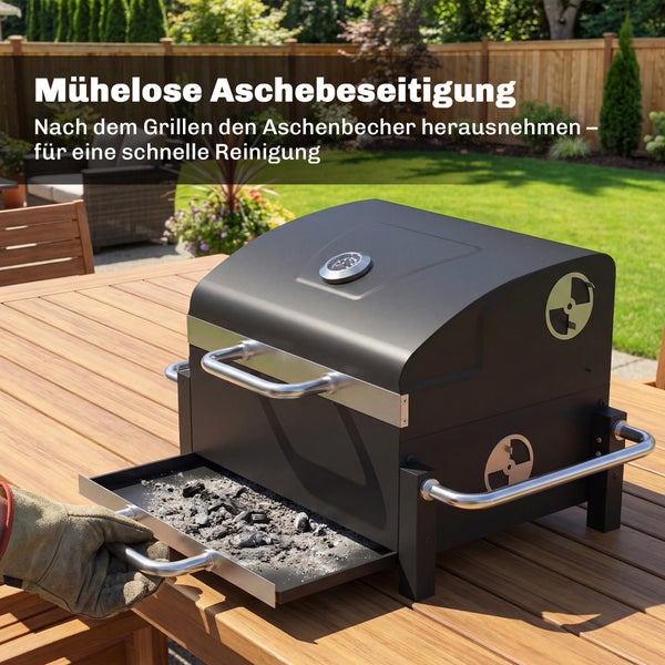 Holzkohlegrill mit herausziehbarer Ascheschublade zur mühelosen Aschebeseitigung auf einem Holztisch im Garten.