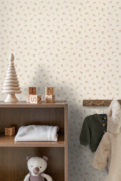 Tapete mit kleinem Blumenmuster in einem Kinderzimmer hinter einem Holzregal und einer Garderobe.