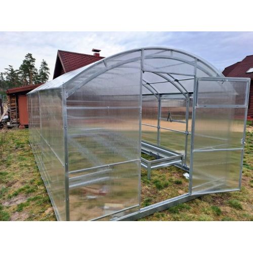 Gewächshaus mit Polycarbonatplatten und Stahlrahmen
