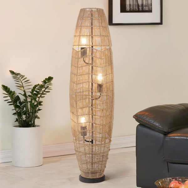 Stehlampe aus Seilgeflecht mit drei Lampen für eine helle und einladende Atmosphäre.