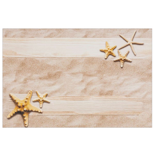 Küchenrückwand mit Strandmotiv, Sand, hellen Holzplanken und fünf verschiedenen Seesternen.