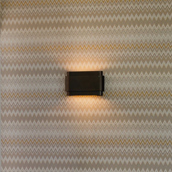 Wandleuchte an einer Zickzacktapete