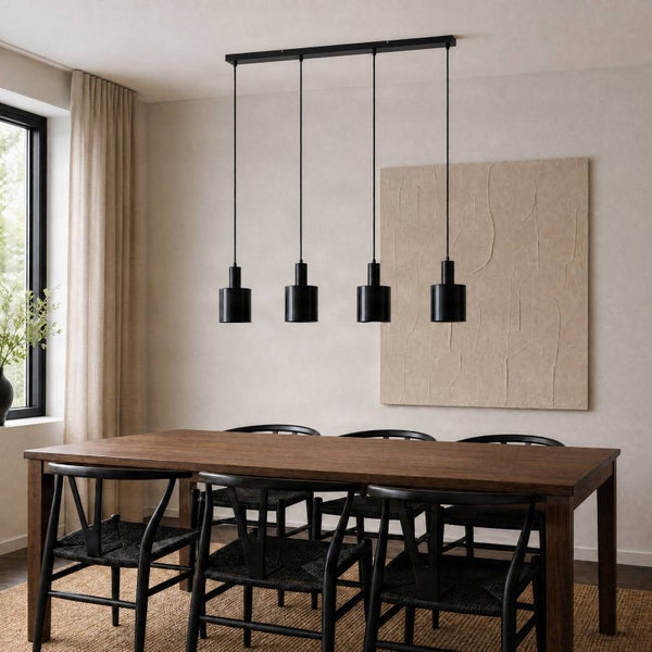 Vierflammige Pendelleuchte in modernem Design über einem Esstisch aus Holz mit Stühlen im Esszimmer