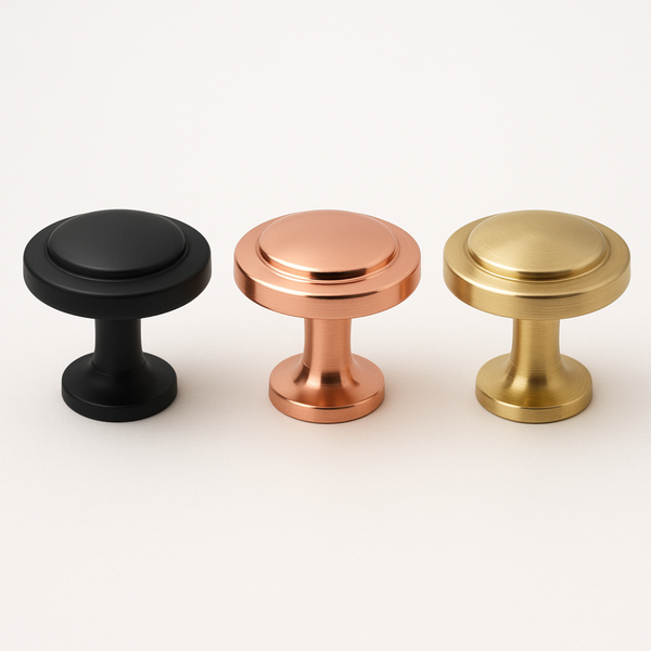 Drei Möbelknöpfe aus Metall