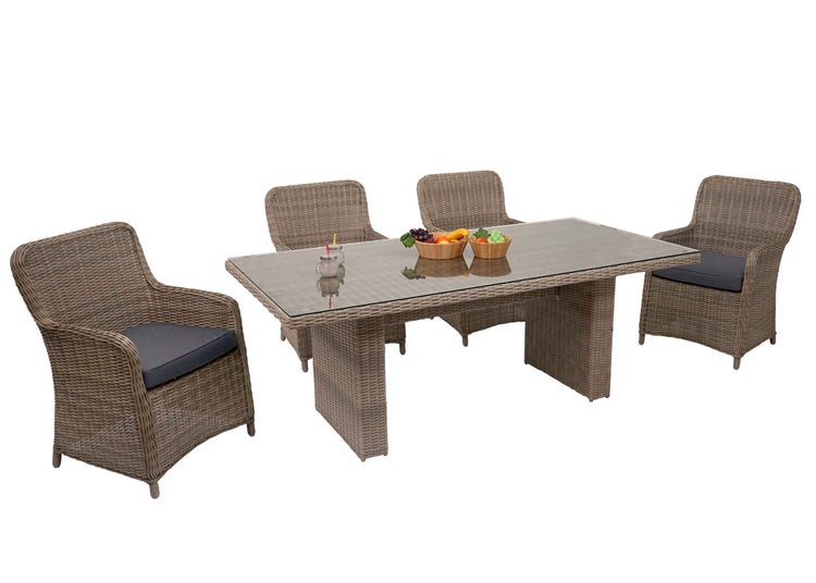 Gartenmöbel-Set bestehend aus einem Esstisch mit Glasplatte und vier Armlehnsesseln aus Polyrattan-Geflecht inklusive Sitzkissen.