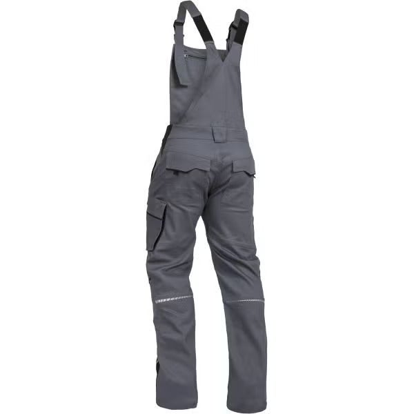 Graue Arbeits-Latzhose mit verstellbaren Trägern, mehreren Taschen und Reflexstreifen an den Beinen in der Rückansicht.