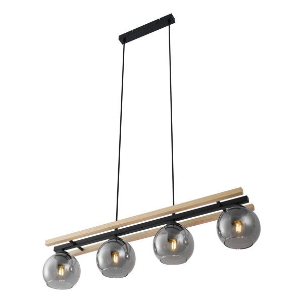 Vierflammige Pendelleuchte mit Holzbalken und gläsernen Kugelschirmen in modernem Design