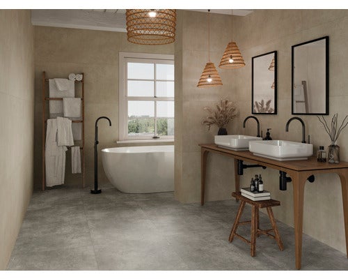 Badezimmer mit Badewanne, Waschtisch, Spiegeln und Handtuchhalter