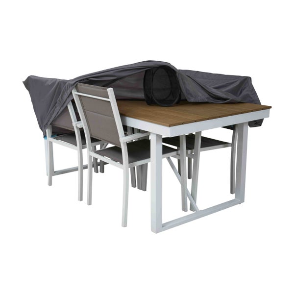 Graue Schutzhülle für eine Sitzgruppe bestehend aus einem Tisch mit Holzplatte und passenden Stühlen
