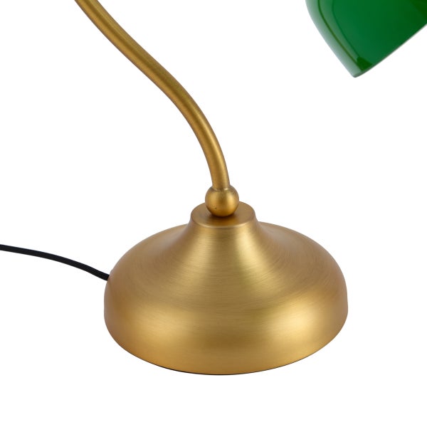 Detail eines runden Lampenfußes aus Metall in Messing-Optik mit gebogenem Hals und schwarzem Stromkabel.