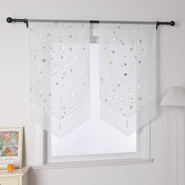 Fensterdekoration mit Punkten am Fenster