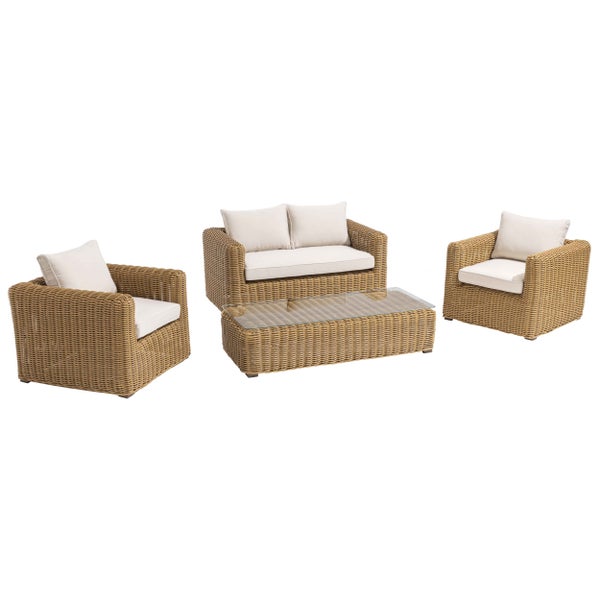 Vierteiliges Gartenmöbel-Set aus beige-braunem Polyrattan-Geflecht mit Zweisitzer-Sofa, zwei Sesseln, Tisch mit Glasplatte und hellen Polstern.
