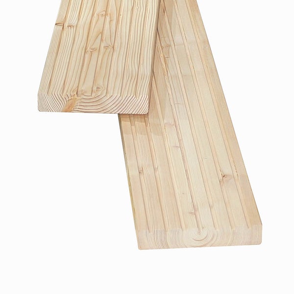 Geriffelte Terrassendiele aus Holz fuer den Aussenbereich
