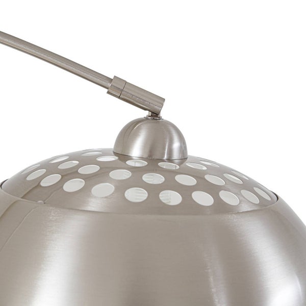 Detailansicht einer silberfarbenen Stehlampe mit gelochtem Lampenschirm