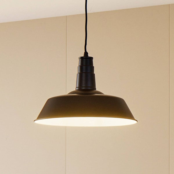 Pendelleuchte im industriellen Stil aus Metall in Bronze mit einem kegelförmigen Schirm und einem schwarzen Kabel.