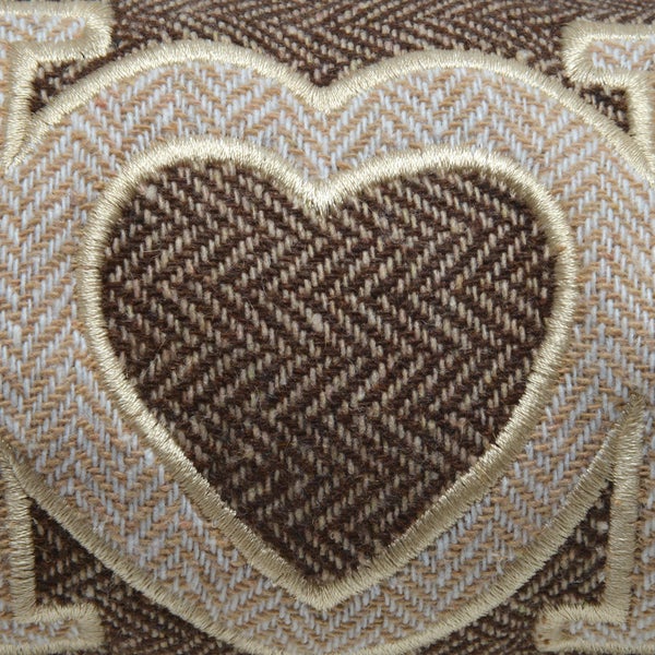 Nahaufnahme eines Kissens mit Herzmotiv