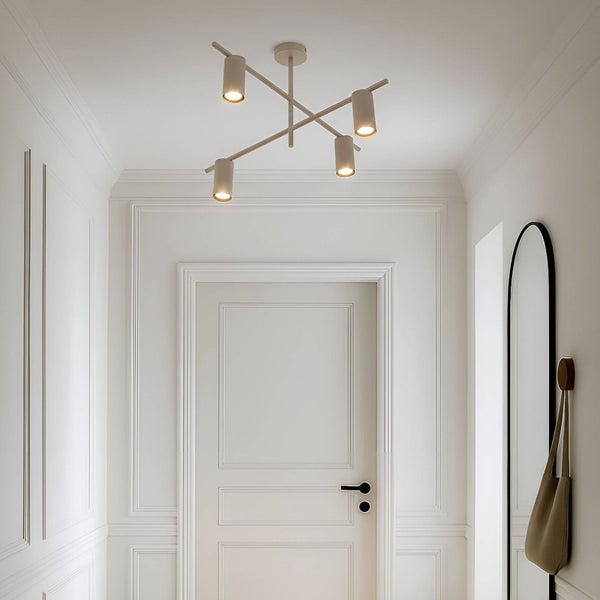 Deckenleuchte mit vier Strahlern in einem Flur