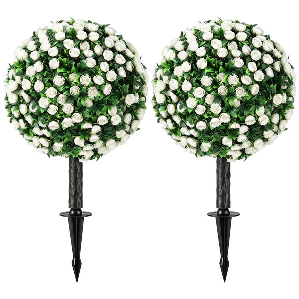 Zwei künstliche Rosenkugeln mit weißen Blüten und grünen Blättern auf schwarzen Erdspießen.
