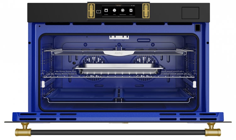 Einbaubackofen mit digitaler Bedienblende, offener Tür und integrierter Airfry Funktion sowie Backblech und Grillrost im Garraum.