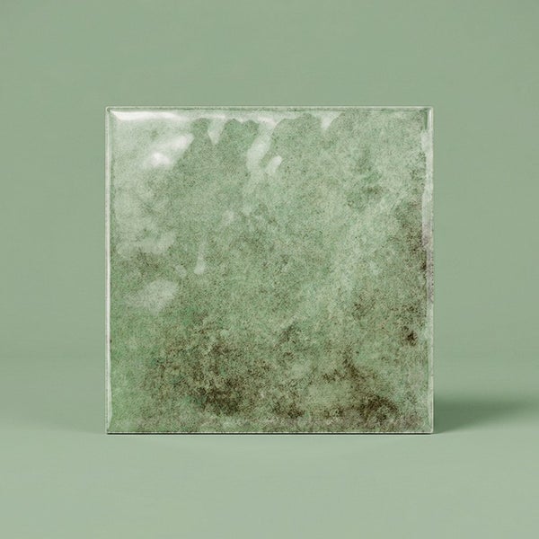 Quadratische Wandfliese mit glänzender Oberfläche in antiker Optik