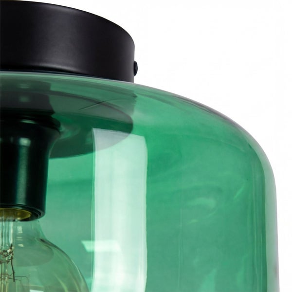 Deckenleuchte mit grünem Glasschirm und schwarzer Metallhalterung in Nahaufnahme.