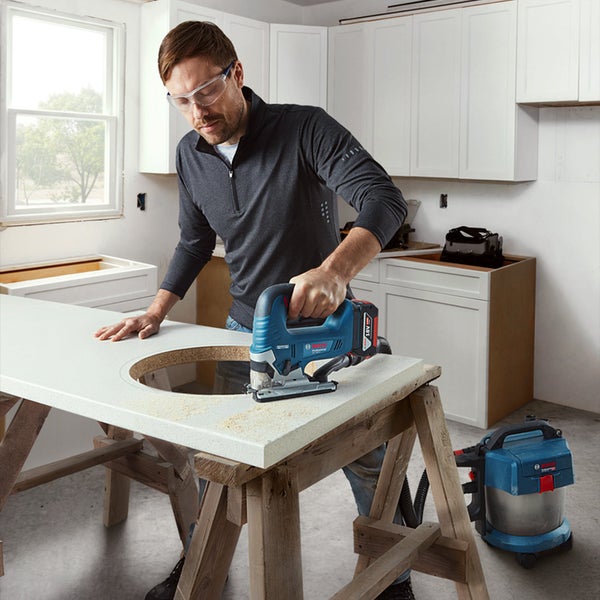 Nahaufnahme einer Hebe-Pflanze mit kleinen, grünen Blättern.