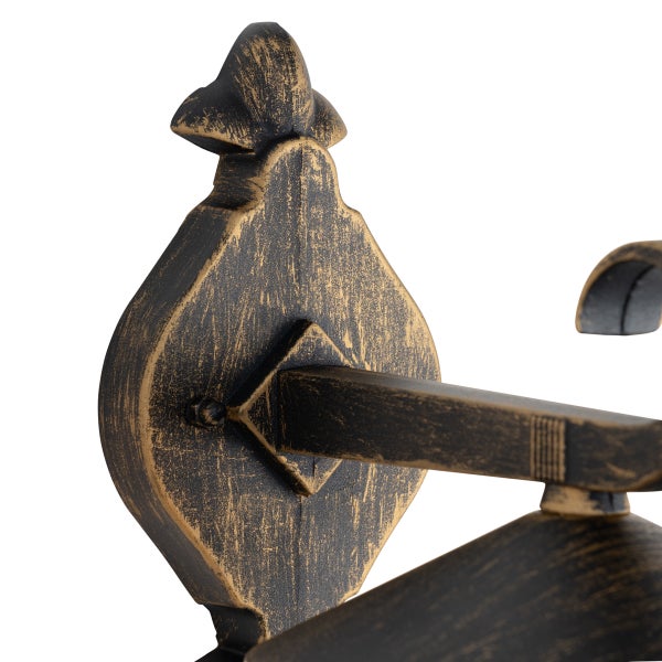 Detail einer dekorativen Wandhalterung für Außenleuchten im antiken Stil mit schwarz-goldener Oberfläche.