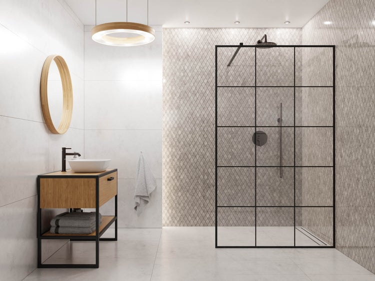 Modernes Badezimmer mit Holz-Waschtisch, begehbarer Dusche mit schwarzer Gitterwand, rundem Spiegel und strukturierter Fliesenwand.