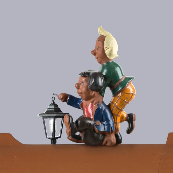 Solar-Gartenfigur Max und Moritz mit Laterne für den Dachfirst.