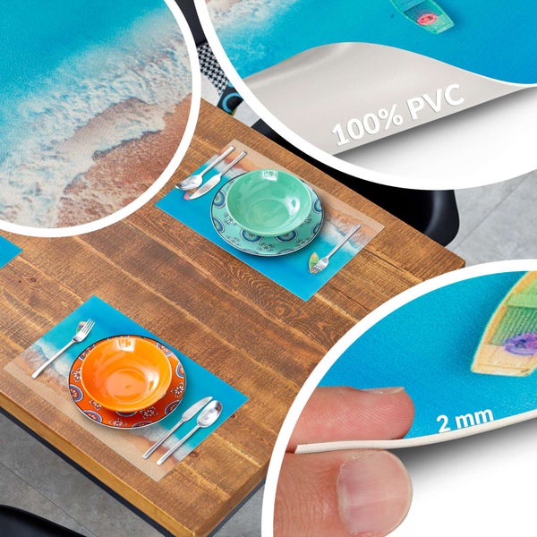 Tischset mit Strandmotiv auf einem Holztisch mit Tellern und Besteck. Das Tischset besteht aus 100 Prozent PVC und hat eine Stärke von 2 Millimetern.
