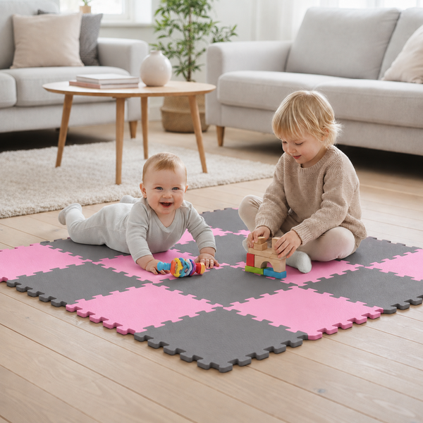 Zwei Kinder spielen auf einer Puzzlematte aus Schaumstoff mit ineinandergreifenden Puzzleteilen in einem hellen Wohnzimmer.