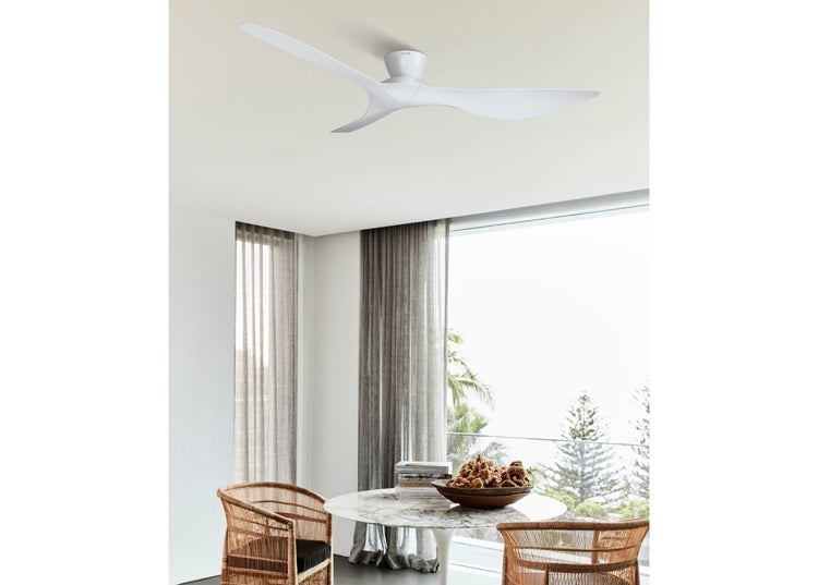 Moderner Deckenventilator mit drei geschwungenen Rotorblättern montiert in einem hellen, stilvoll eingerichteten Wohnbereich mit Marmortisch.