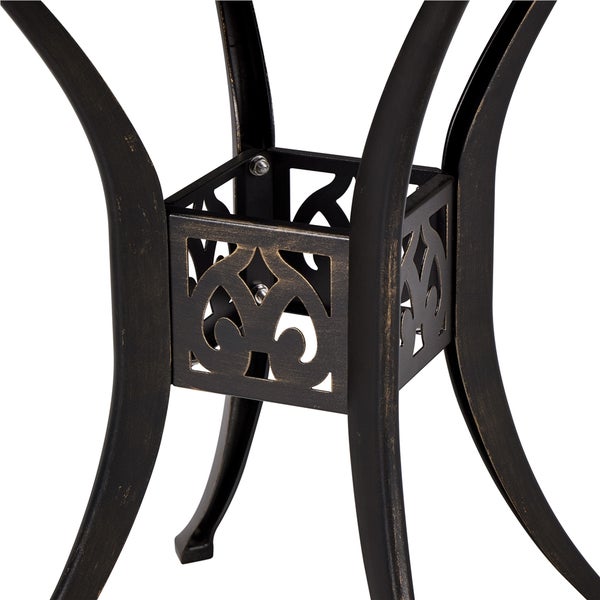 Detailaufnahme des Metallgestells eines Gartentisches mit dekorativen Aussparungen.