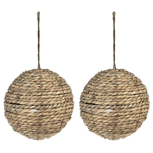 Zwei hängende Nistkugeln aus Naturmaterial
