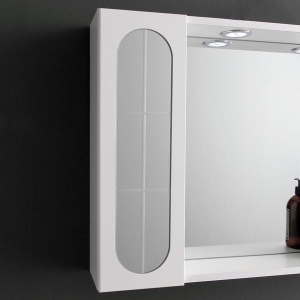 Spiegelschrank im Badezimmer mit weißer Front, ovalem Glaseinsatz und integrierter Spotbeleuchtung.