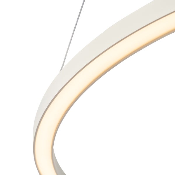 Detail einer weißen LED-Hängeleuchte in Ringform