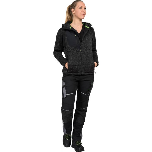 Damen-Arbeitskombination: melierte Strickfleecejacke mit Kapuze und schwarze Arbeitshose mit Knietaschen und Reflexstreifen.