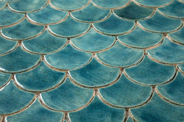 Nahaufnahme von türkisfarbenen Mosaikfliesen in Fächerform