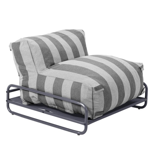 Lounge-Sessel mit grau-weiß gestreiftem Kissen und dunkelgrauem Metallgestell.