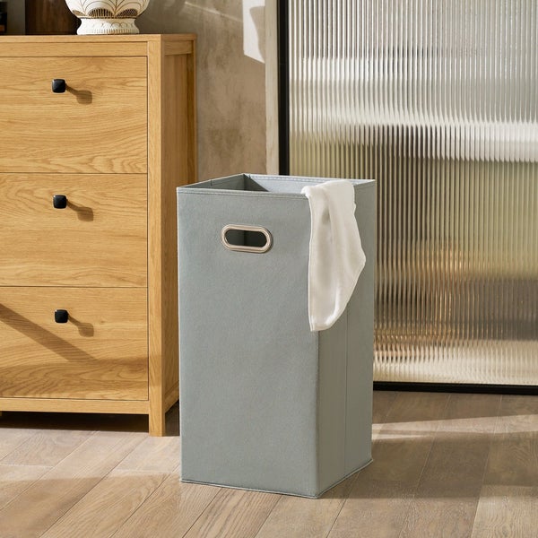 Wäschekorb aus Stoff mit Griffen im Badezimmer