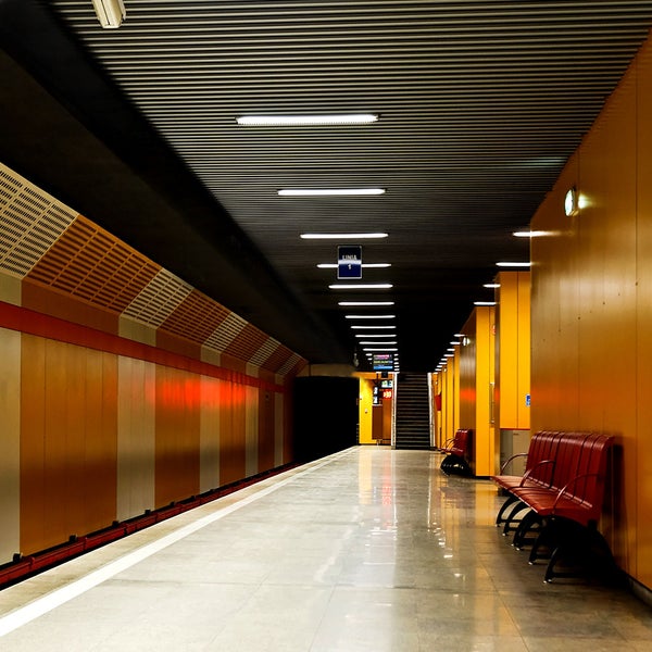 Eine U-Bahnstation mit Bänken und Beleuchtung.