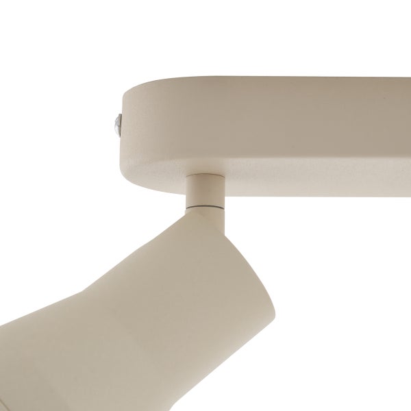 Detailaufnahme einer Deckenleuchte mit einem Strahler