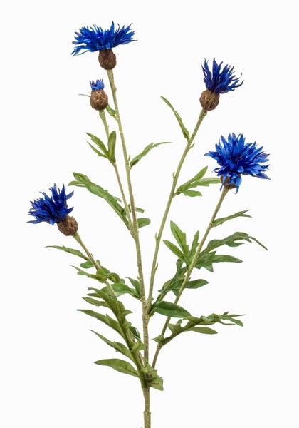 Künstliche Hortensie mit blauen Blüten in einem geflochtenen Korb aus Weide.