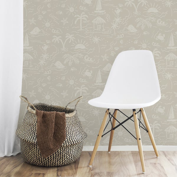 Dekoratives Zimmer mit Strandmuster-Tapete, Korb und Stuhl.