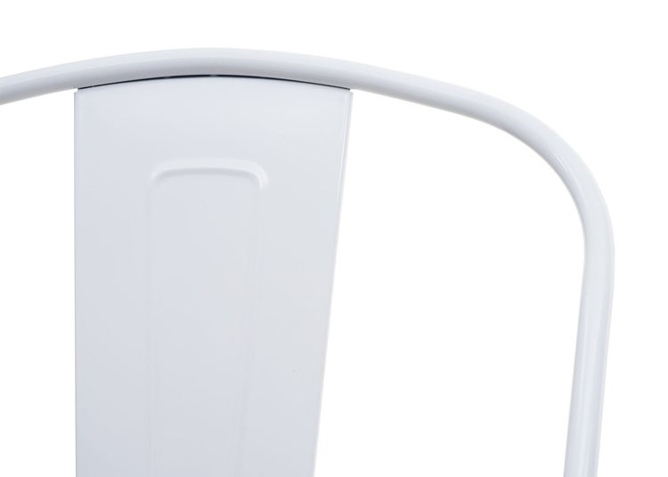 Detailansicht eines weißen Metallstuhls