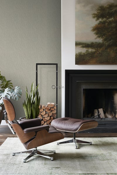 Wohnzimmer mit Sessel, Kamin und Dekoration