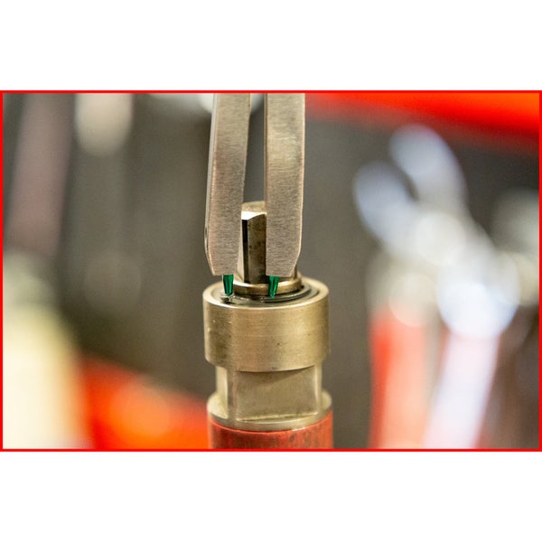 Metallwerkzeug an einem Ventil mit Dichtung