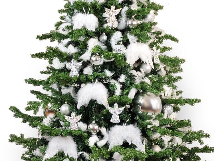 Ein geschmückter Weihnachtsbaum mit weißem Federschmuck, silbernen Weihnachtskugeln und glitzernden Engelsanhängern als festliche Dekoration.