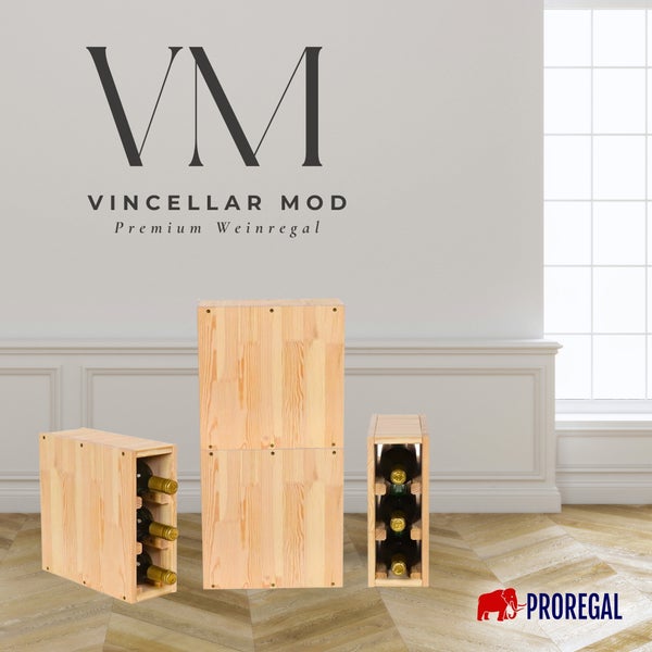 Modulares Weinregal-System Vincellar Mod aus Massivholz in einem hellen Raum mit Parkettboden und Weinflaschen. Proregal Logo.
