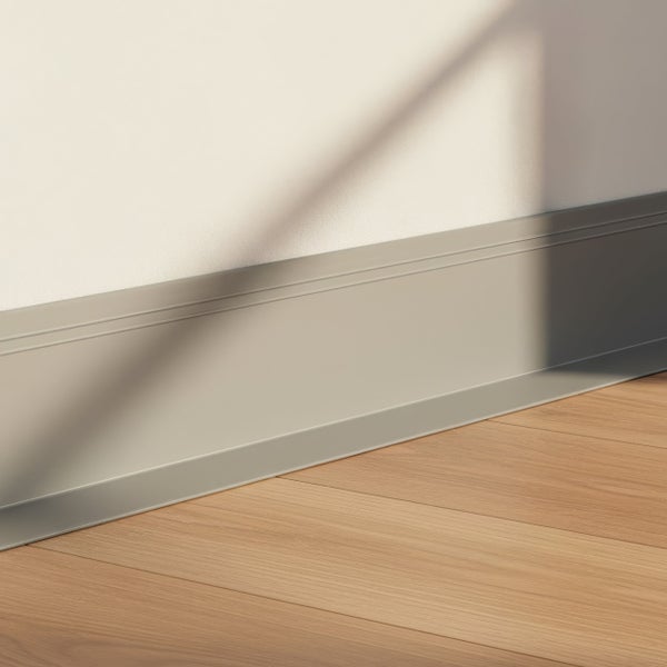 Sockelleiste an Wand und Holzboden im Innenbereich